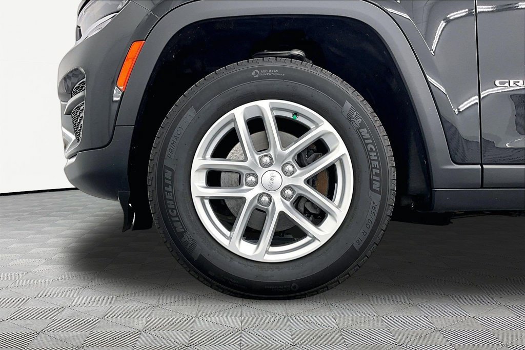 Used 2025 Jeep Grand Cherokee Laredo X AWD/4WD image 9