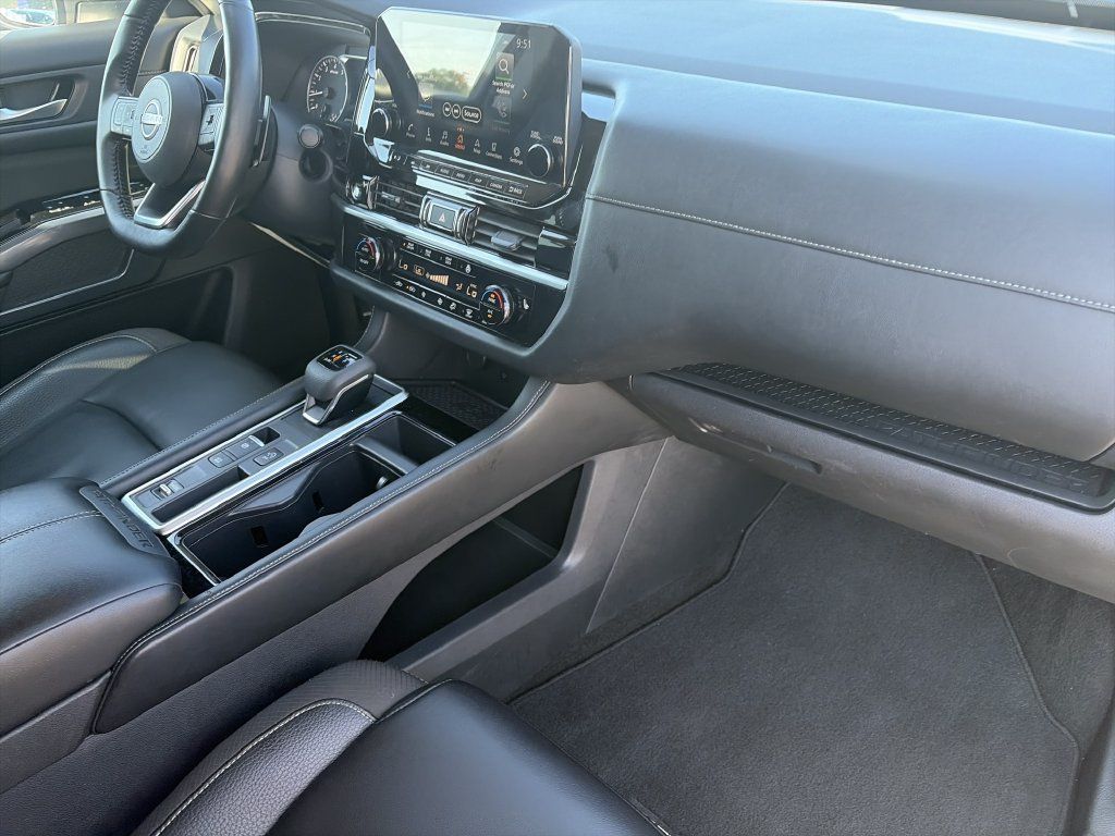 Used 2025 Nissan Pathfinder SL FWD image 32