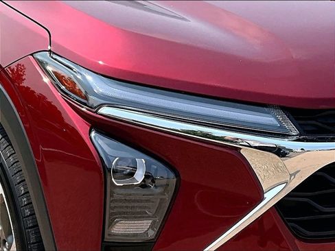 Used 2025 Chevrolet Trax LT FWD image 33