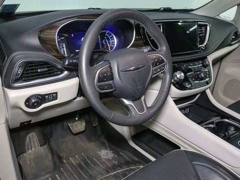 Used 2023 Chrysler Pacifica Limited image 24