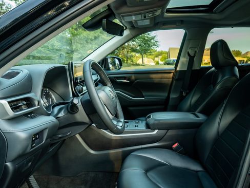 Used 2023 Toyota Highlander XLE FWD image 12