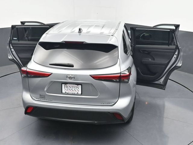 Used 2023 Toyota Highlander LE AWD/4WD image 47