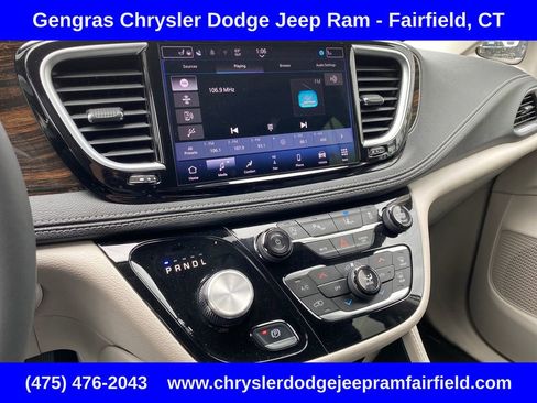Certified 2024 Chrysler Pacifica Limited FWD image 16