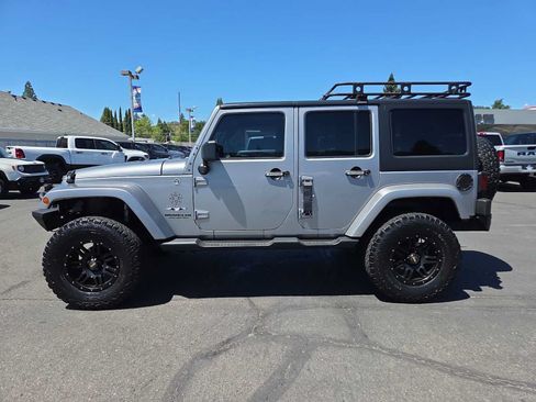 Used 2013 Jeep Wrangler Unlimited Sahara w/ Connectivity Group AWD/4WD image 11