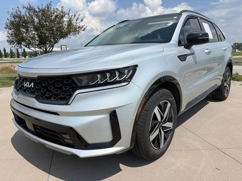 Used 2022 Kia Sorento EX w/ Panoramic Sunroof Package FWD image 4