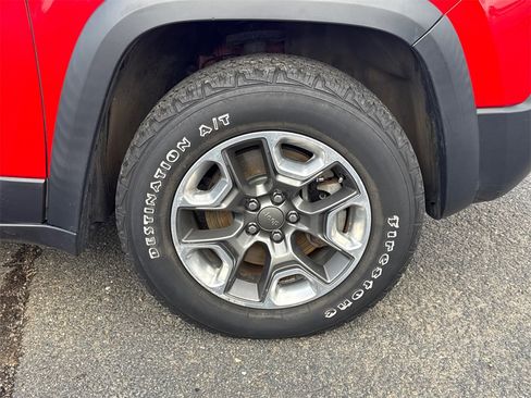 Used 2019 Jeep Cherokee Trailhawk image 7