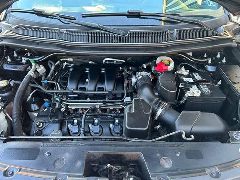 Used 2018 Ford Explorer XLT w/ Equipment Group 202A image 6