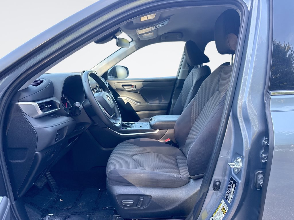 Used 2022 Toyota Highlander LE FWD image 13