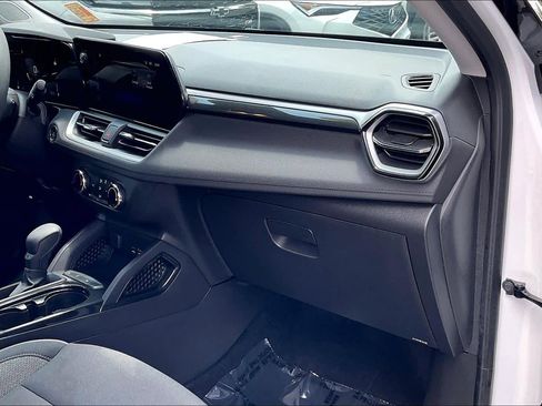 Used 2025 Chevrolet TrailBlazer LS w/ LS Convenience Package FWD image 16