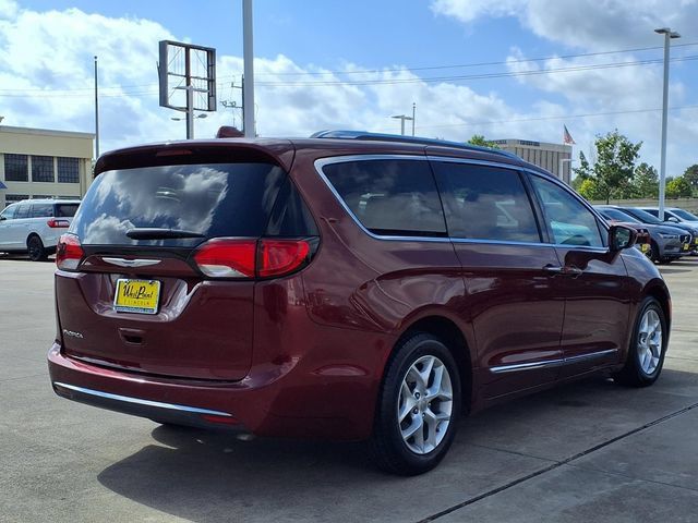 Used 2017 Chrysler Pacifica Touring-L Plus w/ Advanced Safetytec Group FWD image 2