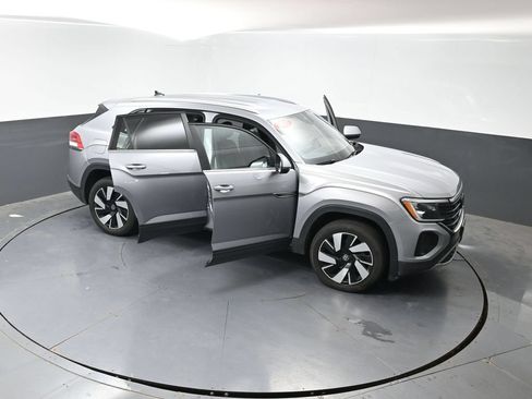 Used 2025 Volkswagen Atlas Cross Sport SE FWD image 59