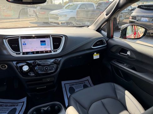 New 2026 Chrysler Pacifica Select FWD image 35