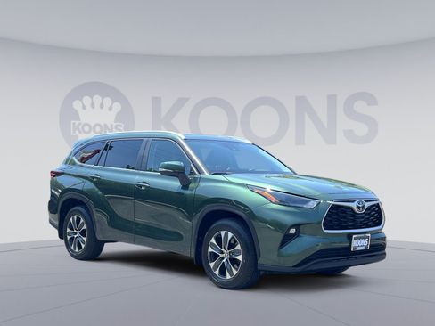 Used 2024 Toyota Highlander XLE AWD/4WD image 2