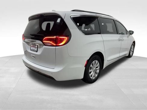 Used 2017 Chrysler Pacifica Touring-L image 7