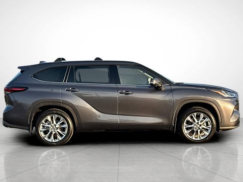 Used 2024 Toyota Highlander Limited image 23