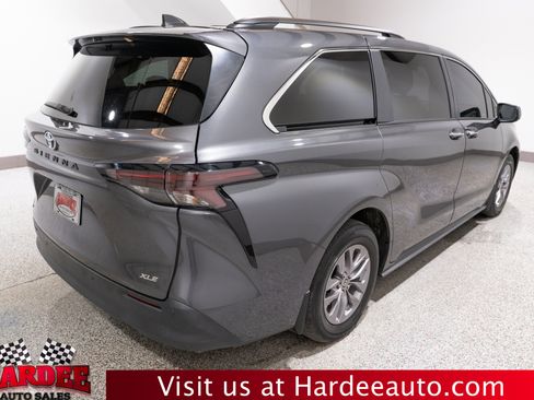 Used 2025 Toyota Sienna XLE FWD image 5