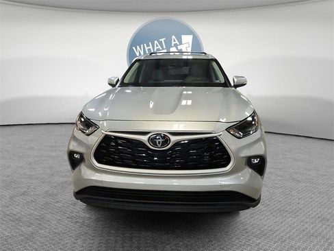 Used 2023 Toyota Highlander XLE image 9