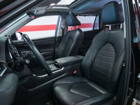 Used 2022 Toyota Highlander XLE image 10