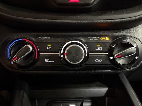 Used 2025 Kia Soul LX w/ LX Technology Package FWD image 11