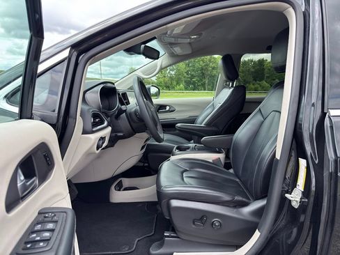 Used 2023 Chrysler Pacifica Touring-L FWD image 18