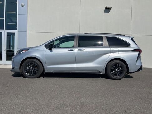 Used 2024 Toyota Sienna XSE image 4