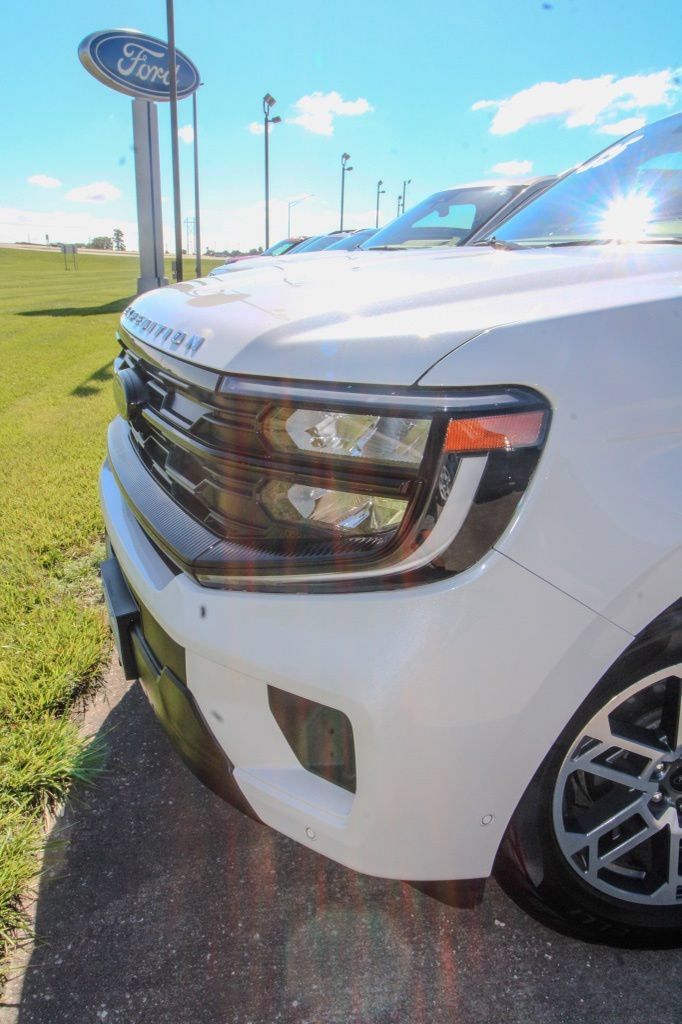 Used 2025 Ford Expedition Active AWD/4WD image 8