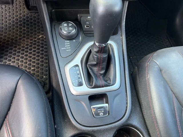 Used 2018 Jeep Cherokee Trailhawk w/ Comfort/Convenience Group AWD/4WD image 14