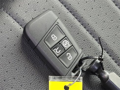 Used 2024 Volkswagen Tiguan SE image 37