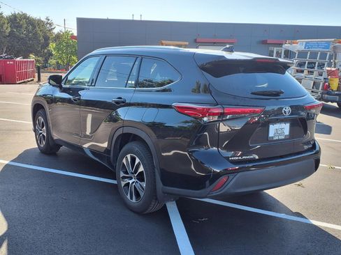 Used 2021 Toyota Highlander XLE AWD/4WD image 30