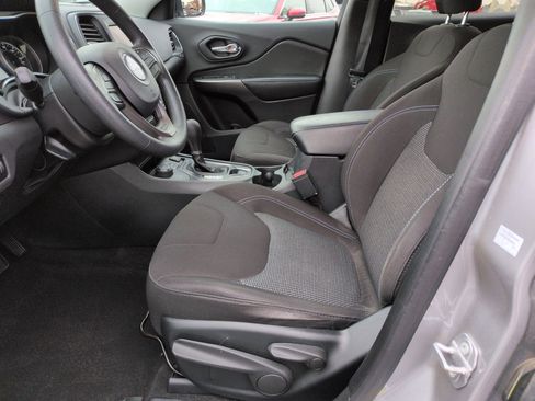 Used 2019 Jeep Cherokee Latitude w/ Popular Appearance Group image 17