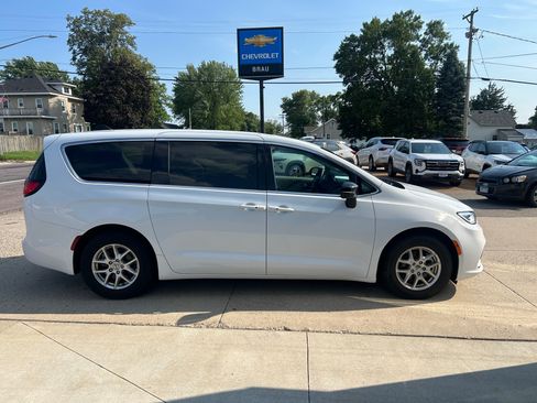 Used 2024 Chrysler Pacifica Touring-L FWD image 5