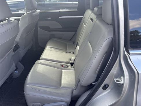 Used 2017 Toyota Highlander XLE image 16