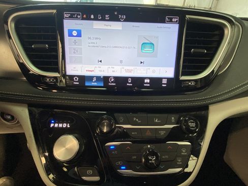 Used 2024 Chrysler Pacifica Touring-L FWD image 25