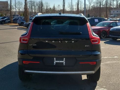 Used 2023 Volvo XC40 B5 Plus image 4