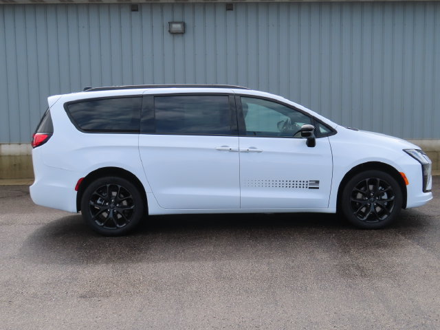 New 2027 Chrysler Pacifica Select AWD/4WD image 2