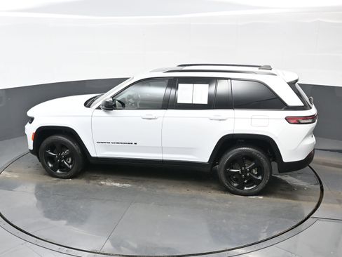 Used 2023 Jeep Grand Cherokee Altitude image 34