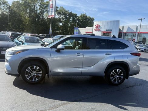 Certified 2022 Toyota Highlander XLE image 3
