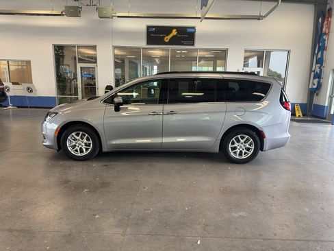 Used 2021 Chrysler Voyager Lxi image 2