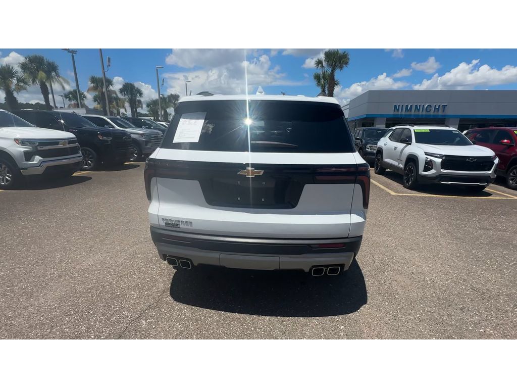Used 2025 Chevrolet Traverse LT FWD image 3