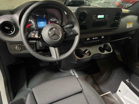 Used 2025 Mercedes-Benz Sprinter 2500 image 28