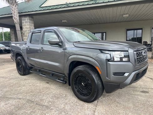 Used 2022 Nissan Frontier SV image 2