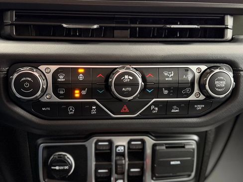 Used 2025 Jeep Gladiator Mojave w/ Safety Group image 16