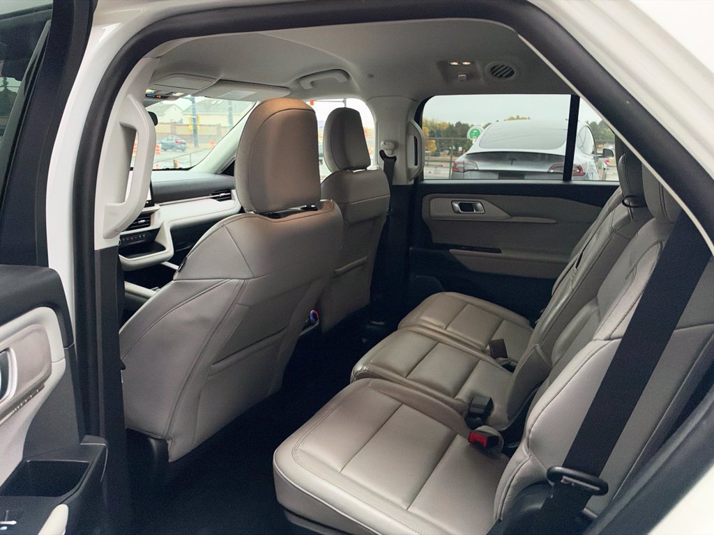 Used 2025 Ford Explorer Active w/ Active Comfort Package AWD/4WD image 8