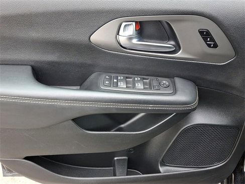 Used 2025 Chrysler Pacifica Select image 12