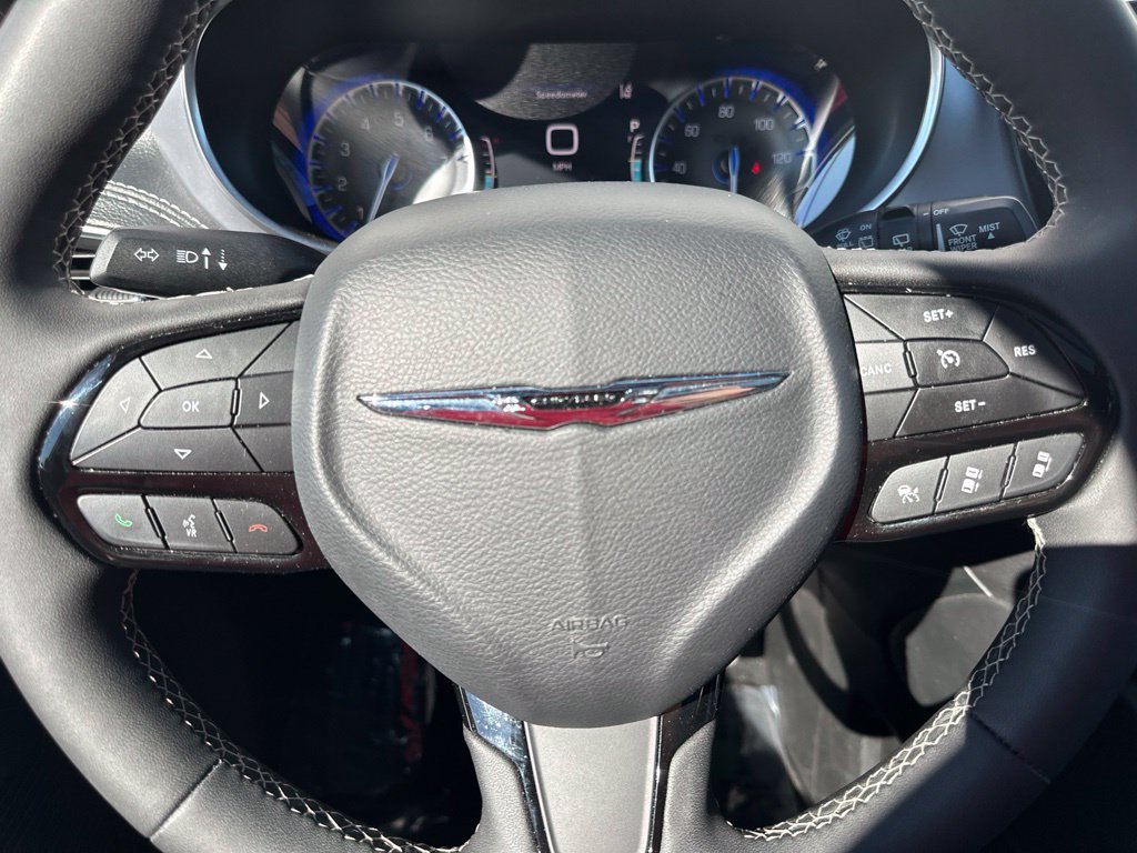 Used 2025 Chrysler Pacifica Limited FWD image 42