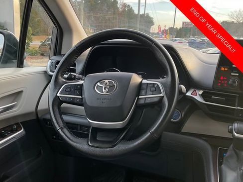 Used 2022 Toyota Sienna XLE image 18