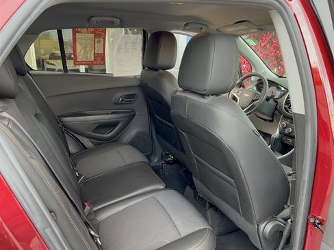 Used 2022 Chevrolet Trax LT w/ LT Convenience Package image 19