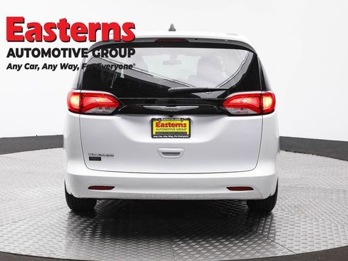 Used 2022 Chrysler Voyager LX image 6