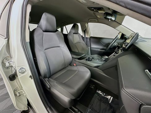 Used 2021 Toyota Venza LE image 28