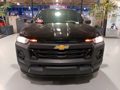 Used 2025 Chevrolet Colorado W/T AWD/4WD image 4